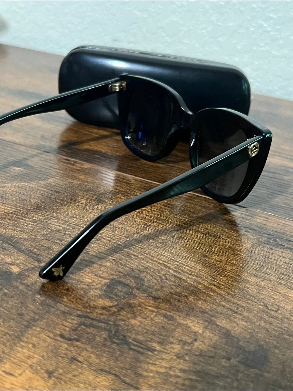 Gucci Black Square Sunglasses with Gold Logo Accent GG0163S 001 51[]22